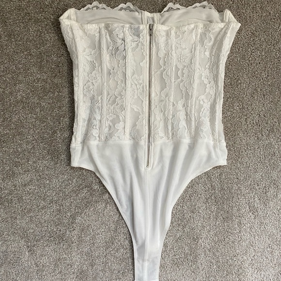 Bardot Oskar Bodysuit. Orchard White US SIZE 8. - Picture 3 of 6